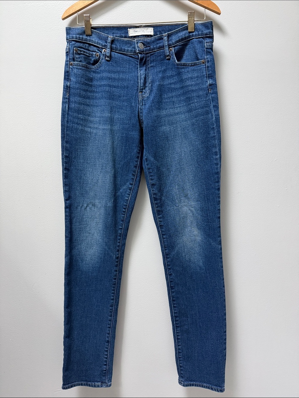 GAP Straight Leg Jeans in Medium Blue Wash, size 29 Long